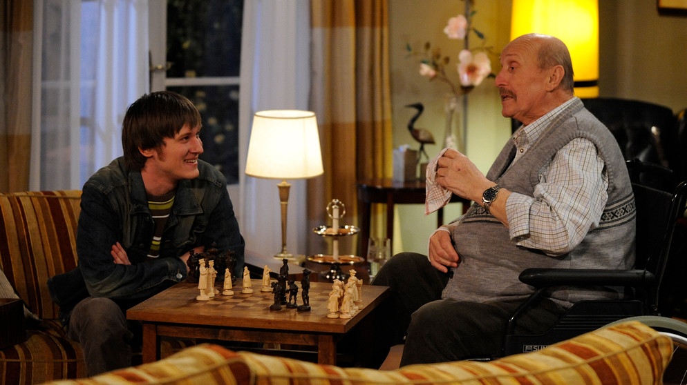 Franz bringt Ludwig das Schach spielen bei. Von links: Ludwig Brunner (Martin Wenzl) und Franz Kirchleitner (Anton Pointecker). | Bildquelle: BR/Marco Orlando Pichler