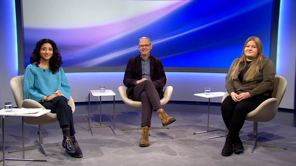 Moderatorin Özlem Sarikaya (li) mit ihren Studiogästen Prof. Dr. Gerd Schulte-Körne, Direktor der Klinik für Kinder- und Jugendpsychiatrie am LMU Klinikum München, und Dr. Simone Egger, Kulturwissenschaftlerin. | Bildquelle: BR