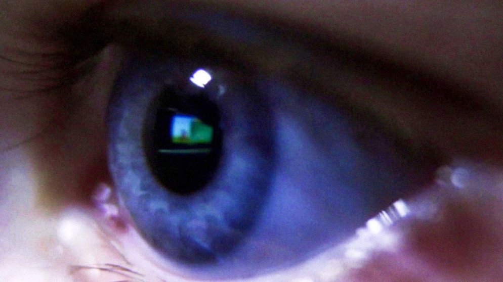 Auge eines Kindes bei Eye-Tracking-Untersuchung. | Bildquelle: BR