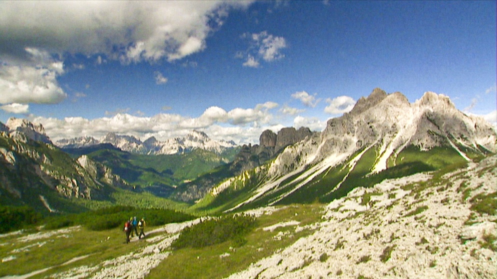 Wandern in den Dolomiten. | Bildquelle: BR
