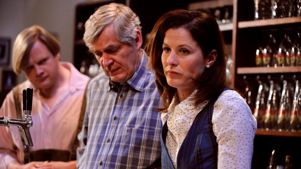 Annalena hat keine große Lust, zum Sonnwendfest zu gehen. Von links: Max (Michael A. Grimm), Joseph (Wilhelm Manske) und Annalena Brunner (Heidrun Gärtner). | Bildquelle: BR/Marco Orlando Pichler