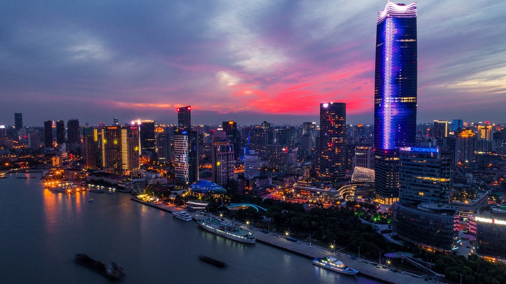 Skyline von Shanghai im Abendrot. | Bildquelle: BR/NDR/Eric Lee