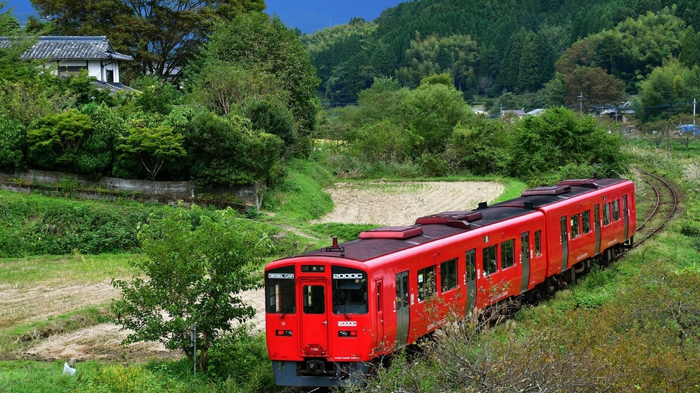 Nahe bei Yufuin ist ein Nahverkehrszug unterwegs. Viele der schönsten Orte liegen an kleinen Nebenstrecken. | Bildquelle: SWR