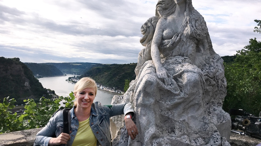 Anna Lena Dörr an der Loreley Statue im Biergarten auf dem Loreley Felsen. | Bildquelle: BR/SWR/Lukas Kunkel
