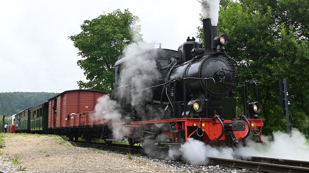 Erster August 2021: zum ersten Mal verlässt der Dampfzug die bisherige Endhaltestelle Sägmühle in Richtung Katzenstein. | Bildquelle: SWR/Bettina Bansbach