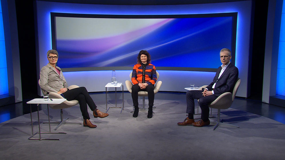 Moderatorin Jutta Prediger (links im Bild) mit ihren Gästen Dr. Maya Götz und Michael Schwägerl.
| Bildquelle: BR