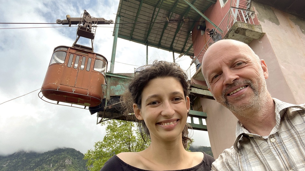 Außergewöhnliche Dreharbeiten am Spielfilm "Gondola", einer poetischen Spurensuche in Georgien. Schauspielerin Mathilde Irrmann und Regisseur Veit Helmer. | Bildquelle: Veit Helmer Filmproduktion/SR/Goga Devdariani
