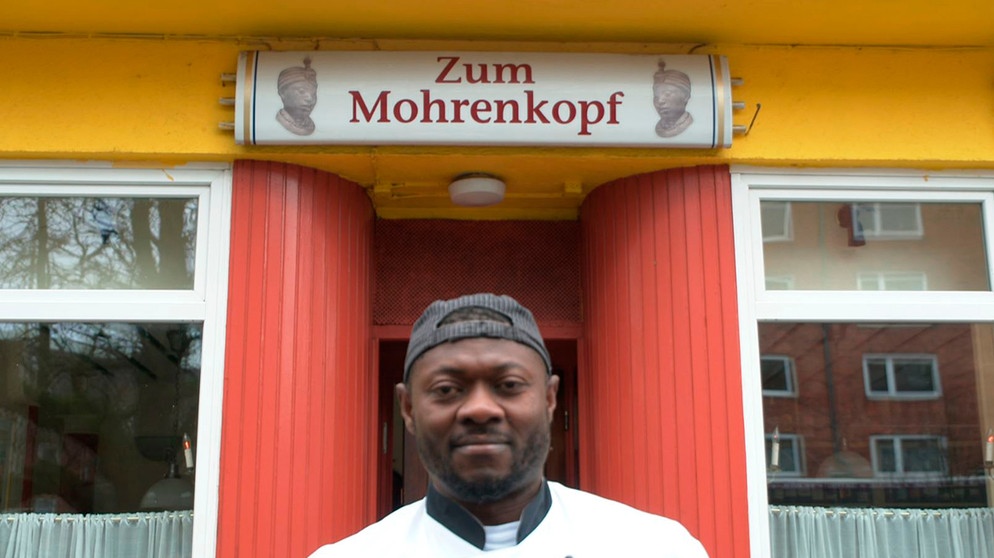 SWR Fernsehen BETRIFFT, "Was darf man heute noch sagen?", am Mittwoch (08.06.22) um 20:15 Uhr. „Ich bin stolz ein Mohr zu sein", sagt Andrew Onuegbu vor seinem Restaurant. © SWR, honorarfrei - Verwendung gemäß der AGB im engen inhaltlichen, redaktionellen Zusammenhang mit genannter SWR-Sendung bei Nennung "Bild: SWR" (S2+). SWR Presse/Bildkommunikation, Baden-Baden, Tel: 07221/929-23876, foto@swr.de | Bildquelle: SWR