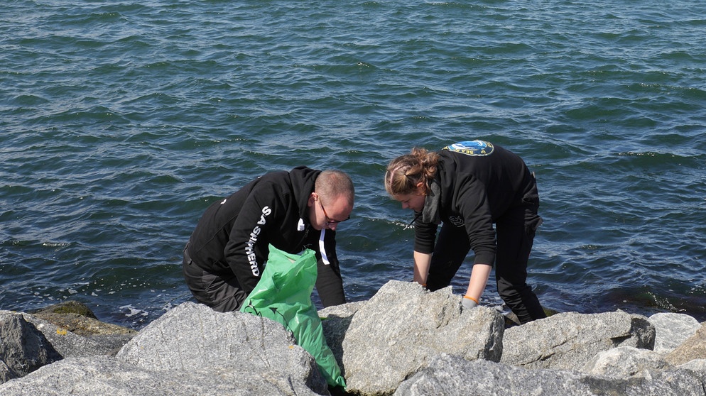 Saubere Küste: Im Hafen von Warnemünde sammelt das Team von Sea Shepherd angespülte Plastik ein. | Bildquelle: Radio Bremen/Manuel Möglich