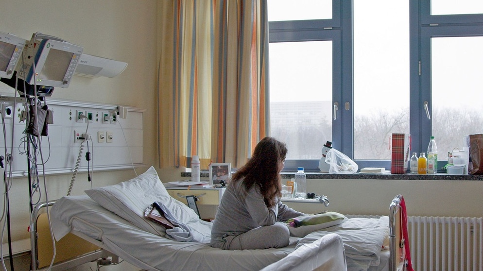 Die ARD STORY geht der Frage nach, warum in Deutschland jedes Jahr hunderte Menschen sterben, weil sie nicht rechtzeitig ein Spenderorgan bekommen. Wären viele dieser Tode vermeidbar? Im Berliner Paulinenkrankenhaus wartet die 28jährige Larissa seit 330 Tagen auf ein passendes Spenderherz – ein zermürbender Kampf gegen die Zeit. - Rund 8.500 Menschen warten in Deutschland auf ein Spenderorgan. Jeden Tag sterben drei von ihnen, weil es zu wenige Organe gibt. | Bildquelle: rbb/DOCDAYS Productions/Knut Schmitz
