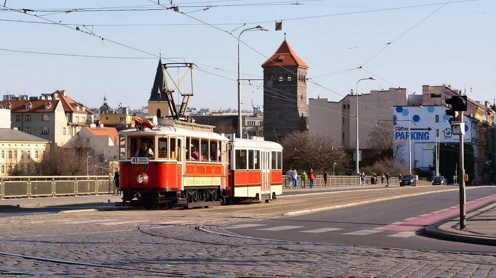 Vom Nahverkehrsmuseum Střešovice starten regelmäßig am Wochenende in der Sommersaison historische Straßenbahnen. Das nostalgische Fahrzeug-Ambiente und der Blick auf das historische Prag mit seiner wunderschönen Architektur sollte sich niemand entgehen lassen. | Bildquelle: BR/SWR