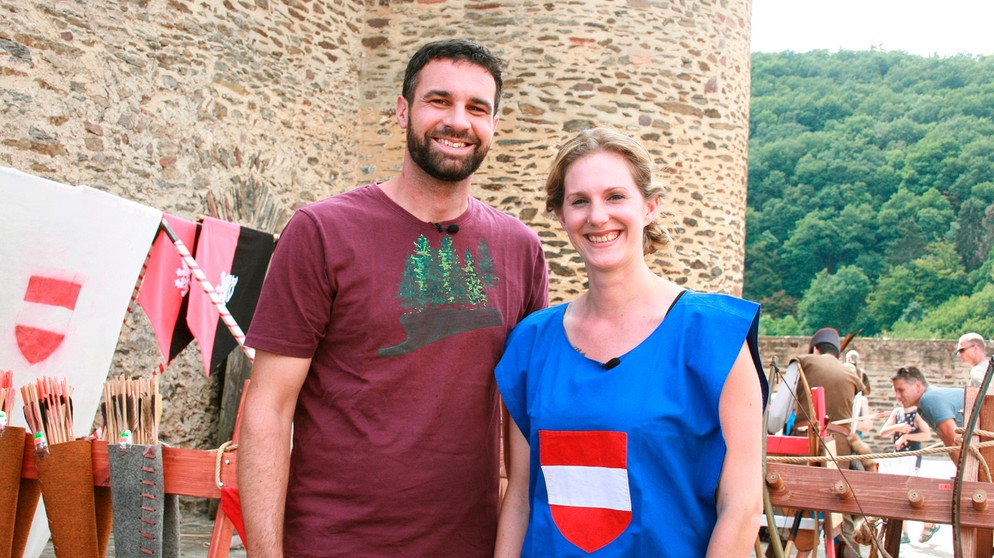 Steffen König mit Frau Ersfeld auf dem Mittelaltermarkt auf Schloss Vianden in Luxemburg. | Bildquelle: BR/SWR/Daniel Dorn