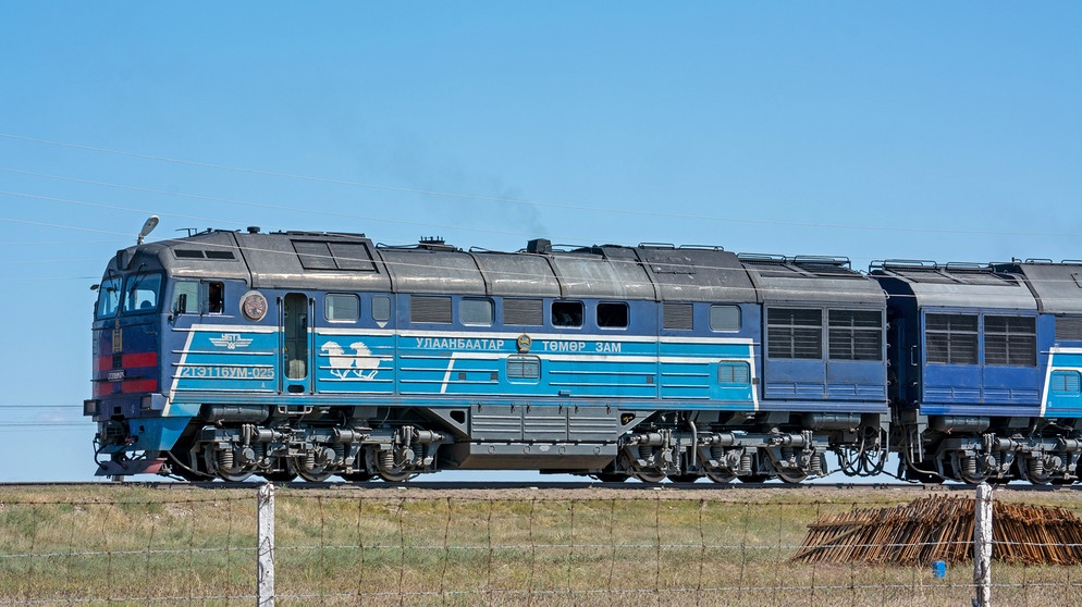 Güterzug in der mongolischen Steppe. | Bildquelle: BR/SWR