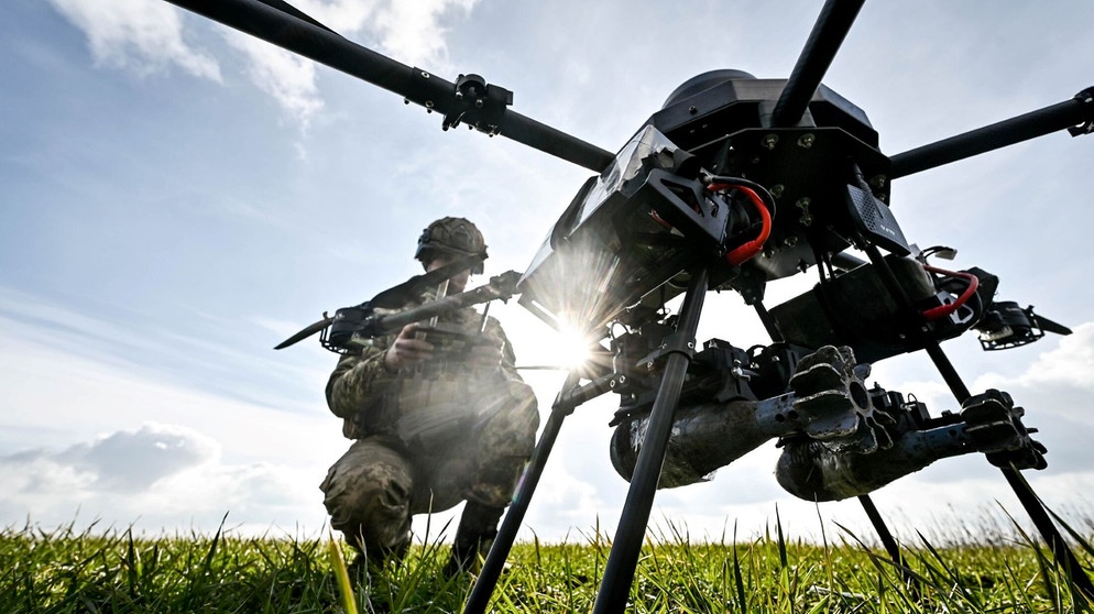 Ukraine, Saporischschja: Ein Soldat startet eine Drohne, ein ukrainisches unbemanntes Kampfflugzeug (UCAV), das eine Nutzlast von bis zu 15 kg hat und mit einer Wärmebildkamera ausgestattet ist. | Bildquelle: dpa-Bildfunk/Uncredited