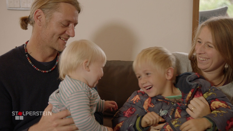 Christian und Malu mit ihren Kindern Theresa und Josef. Der große Verlust ihrer Tochter und Schwester Greta hat die Familie noch enger zusammengeschweißt. | Bildquelle: BR