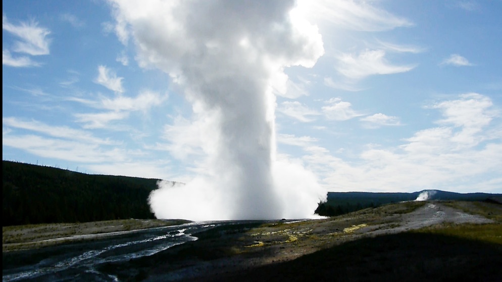 Old Faithful - der wohl berühmteste Geysir der Welt im Yellowstone Nationalpark. | Bildquelle: BR/SWR/Ralph Ströhle