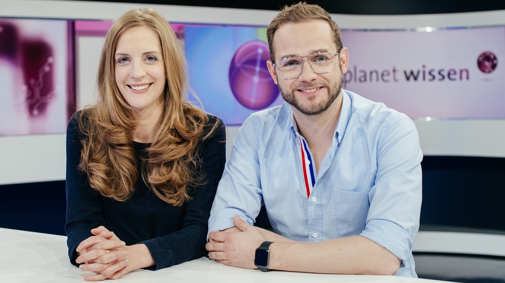 Die Moderatoren Carolin Matzko und Rainer Maria Jilg. | Bildquelle: BR/Julia Müller