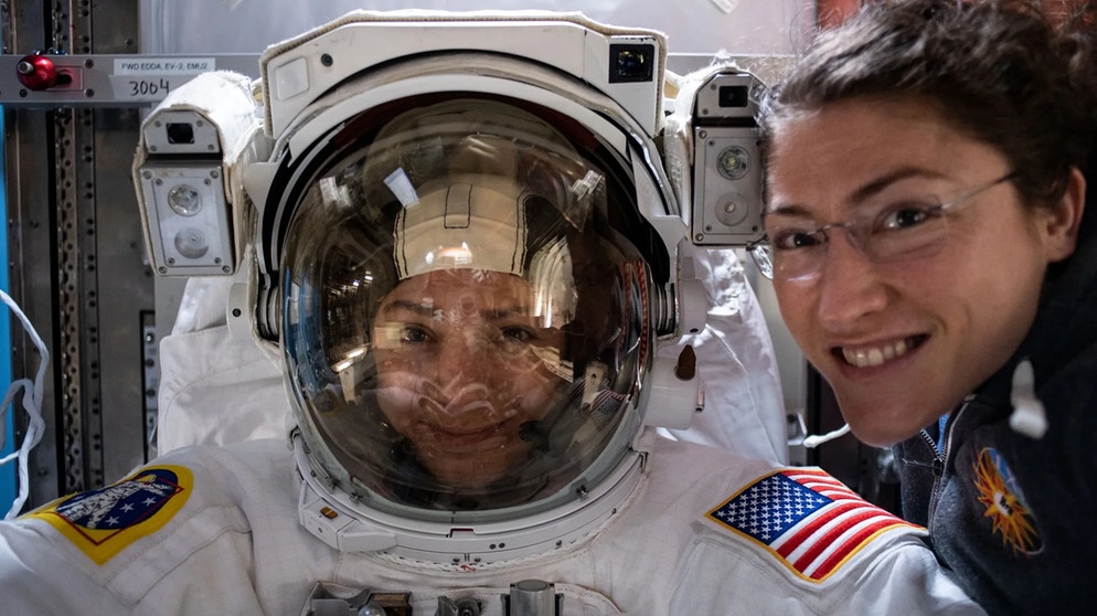 Die Astronautinnen Christina Koch und Jessica Meir. | Bildquelle: NASA