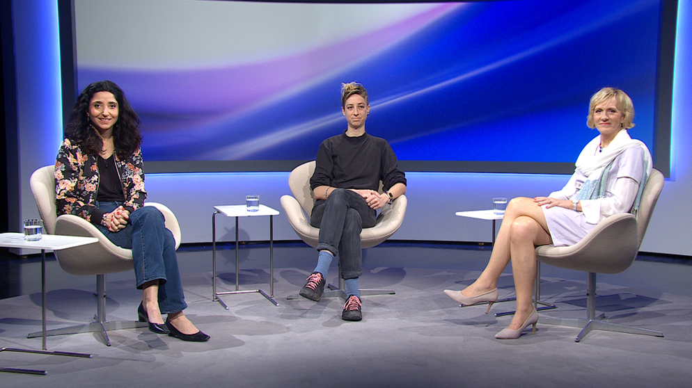 Moderatorin Özlem Sarikaya (li) mit Johanna Hopp, Kulturwissenschaftlerin, und Dr. Birgit Happel, Finanzbildungsexpertin. | Bildquelle: BR