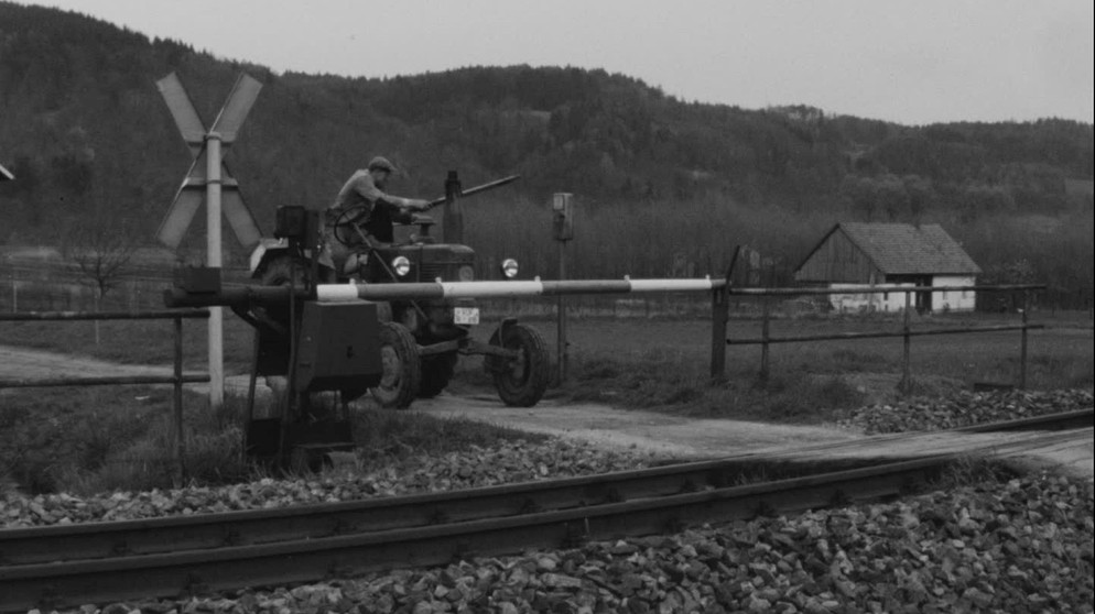 Bahnübergang auf dem Land - unkonventionelle Bedienung einer Anrufschranke. | Bildquelle: BR