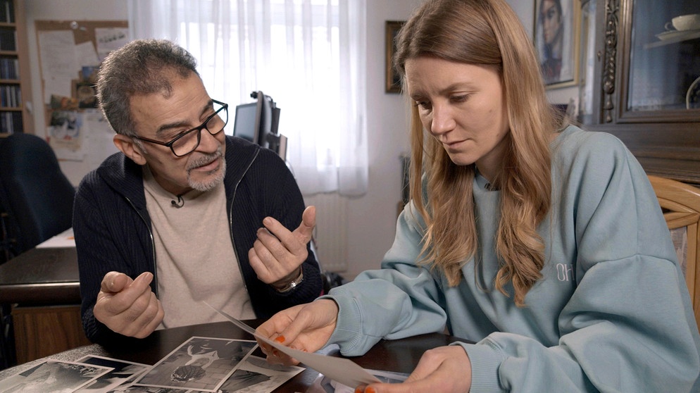 Reporterin Jana Forkel besucht den palästinensischen Fotografen Mahmoud Dabdoub. Er berichtet ihr von der Solidarität der DDR gegenüber Palästina. | Bildquelle: MDR