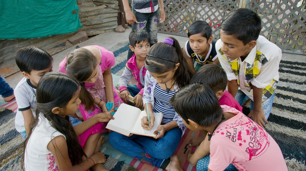 Bhopal ist die Hauptstadt des zentralindischen Bundesstaates Madhya Pradesh. Noch immer ist der Name dieser Industriestadt, in der fast zwei Millionen Einwohner leben, mit der Chemiekatastrophe von 1984 verbunden. In Durga Basti, einem Slum mitten in der Stadt, hat die elfjährige Muskaan Ahirwar etwas Einzigartiges und Hoffnungsvolles ins Leben gerufen: ihre Bibliothek "Kitabi Masti", übersetzt "Bücherspaß". Muskaan lebt mit ihrer Mutter, ihrer großen Schwester und zwei jüngeren Brüdern in einer kleinen Hütte im Slum. | Bildquelle: bernsteinfilm/BR/Johannes Straub