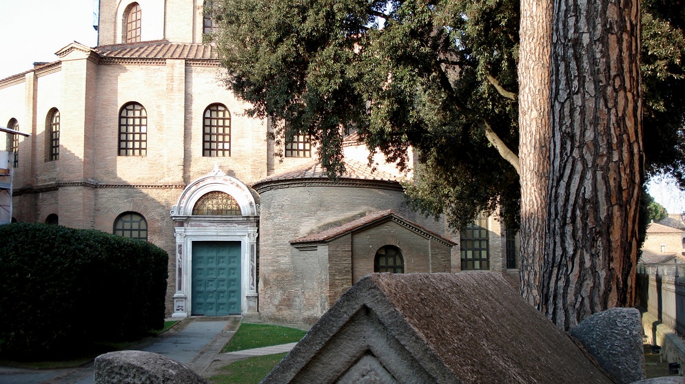 Kirche San Vitale in Ravenna: erbaut 522 - 547. Der oktonale Bau beherbergt prächtige Wandmosaiken, u. a. Portraits der Kaiserin Theodora und des Kaisers Justinian. | Bildquelle: BR/SWR/Andreas Christoph Schmidt