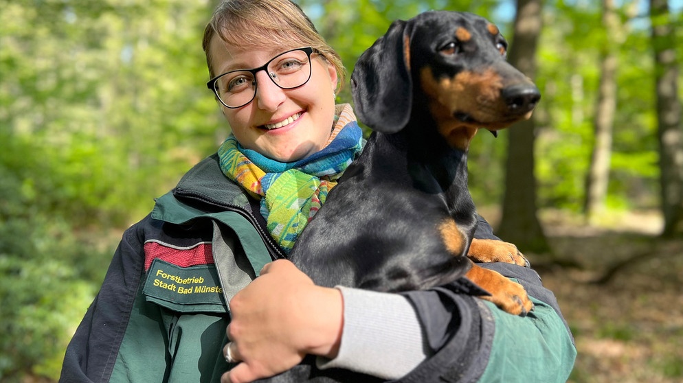 Julia Bongartz ist Försterin in Bad Münstereifel und verantwortlich für eines der größten zusammenhängenden Waldgebiete Deutschlands in städtischer Hand. In ihrer Verantwortung liegt neben klassischen forstwirtschaftlichen Aufgaben auch die Betreuung des Friedwalds in Bad Münstereifel. | Bildquelle: WDR/Mario Iser