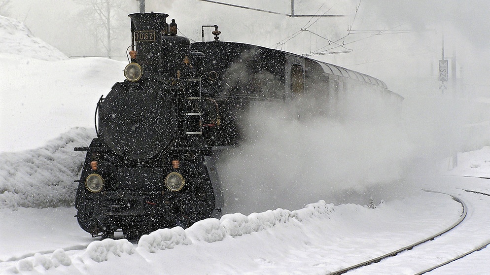 Faszination im Schnee: Lok 1067 bei der Einfahrt in Brünig/Hasliberg. | Bildquelle: BR/SWR/Scheuble