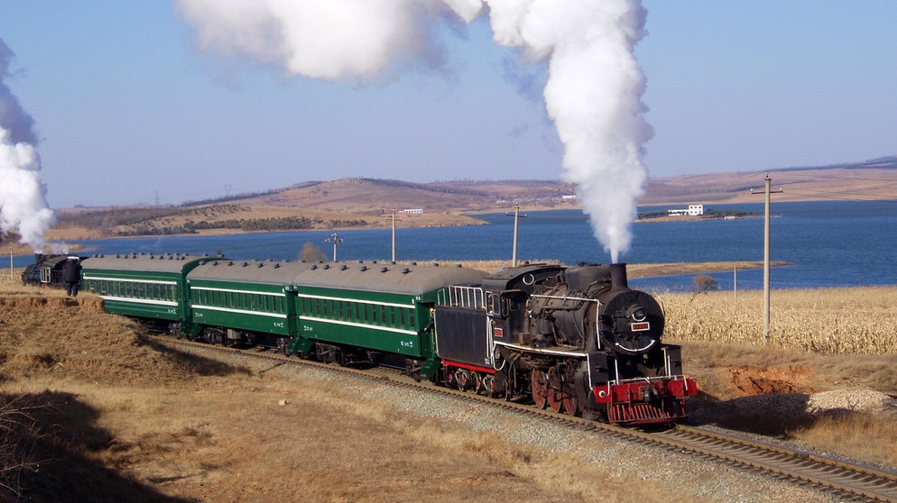 Die 1995 eröffnete Ji-Tong-Linie in der Inneren Mongolei hat sich innerhalb eines Jahrzehnts bei Eisenbahnfreunden in aller Welt einen fast magischen Ruf erworben. Im November 2005 hat Eisenbahn-Romantik eine Sonderfahrt nach China unternommen, um dem Einsatz den letzten Dampfrösser bei strahlendem Sonnenschein und traumhafter Abendstimmung noch einmal zu portraitieren. | Bildquelle: BR/Eisenbahn-Romantik/SWR