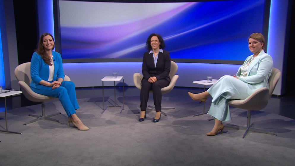 v.l.: Moderatorin Andrea Lauterbach; Dr. Sandra Nischwitz, Leiterin der Ambulanz für Schlafmedizin am Max-Planck-Institut für Psychiatrie; Tanja Dressel-Marquart, zertifizierte Schlafberaterin. | Bildquelle: BR