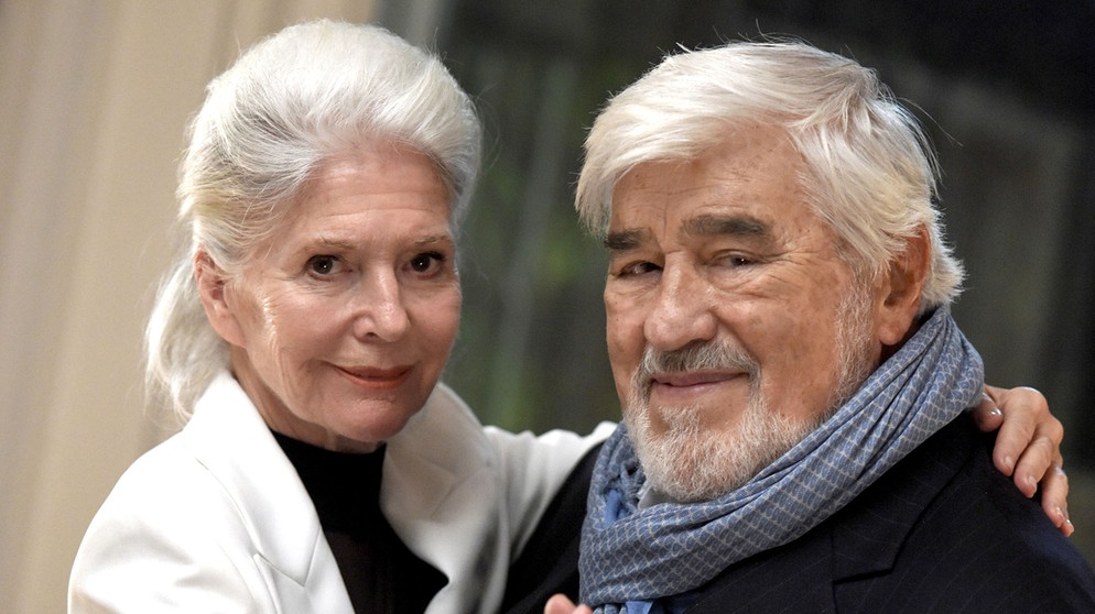 Lilo (Christiane Hörbiger) und der Charmeur Roland (Mario Adorf) nehmen einen zweiten Anlauf. | Bildquelle: ARD Degeto/Marion von der Mehden