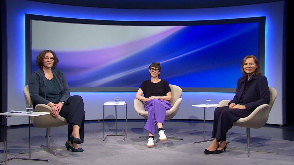 v.l.: Eva Lell; Anke Buettner, Leiterin Monacensia im Hildebrandhaus; Tanja Graf, Leiterin Literaturhaus München. | Bildquelle: BR