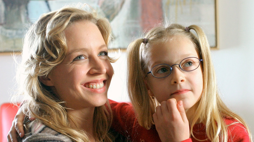 Immer guter Dinge: Felice (Nina Proll) und ihre Tochter Lilli (Lili Hering). | Bildquelle: ARD Degeto/Petro Domenigg