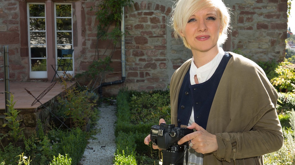 Anna Lena Dörr auf Fotosafari. | Bildquelle: BR/SWR/Thomas Keck