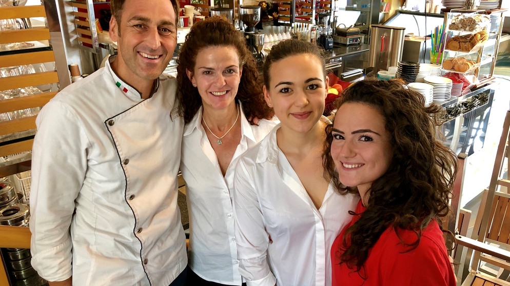 Adriano Colle, seine Frau Antonella und die Töchter Elena und Elisabetta. | Bildquelle: BR/Ursula Hochreiter