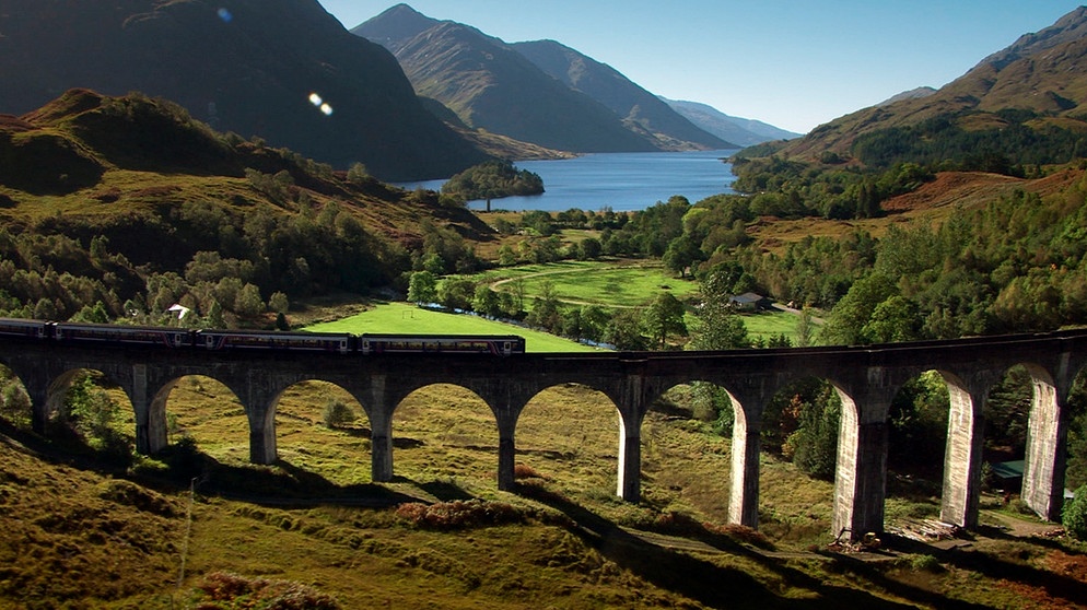 Die Fahrt über das Glenfinnan-Viaduct ist der Höhepunkt der Reise. Den Passagieren eröffnet sich ein atemberaubender Blick über Berge und den Meersarm. | Bildquelle: BR/Elbmotion/NDR