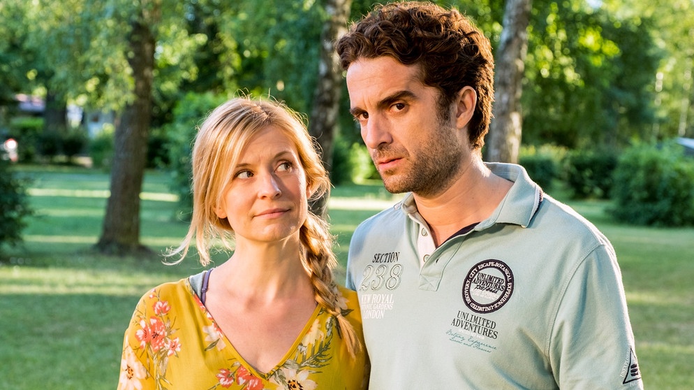 Eine gemeinsame Zukunft gibt es nur mit Papas Segen: Markus (Oliver Wnuk) und Lena (Birte Hanusrichter) müssen ihre erste Bewährungsprobe meistern. | Bildquelle: ARD Degeto/Conny Klein