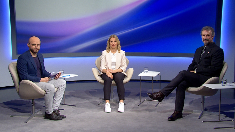 Moderator Simon Plentinger; Verena Bentele, Präsidentin Sozialverband VdK Deutschland, Bündnis sozialverträgliche Mobilitätswende; Prof. Dr. Othmar Wickenheiser, Hochschule München, Leiter Studienschwerpunkt Transportation Design, Gründungsprofessor Institut für Mensch und Mobilität. | Bildquelle: BR