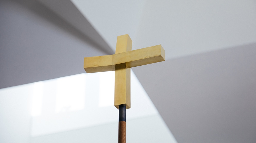 Goldenes Kreuz in der Kirche. | Bildquelle: BR/Julia Müller
