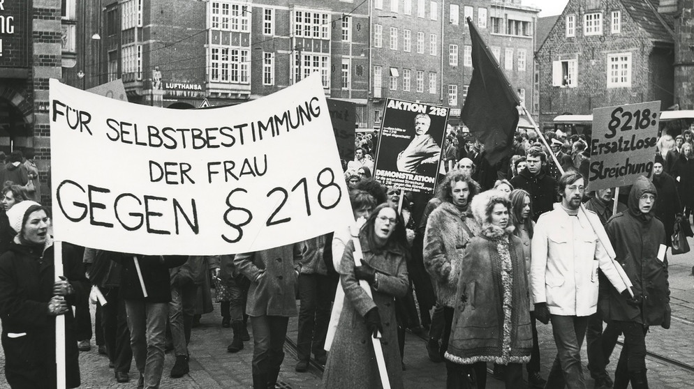 Deutschland und der Paragraf 218. Abtreibung ist ein gesellschaftliches Tabu. Hindernisse werden den Frauen, die einen Schwangerschaftsabbruch wollen in den Weg gelegt.  | Bildquelle: RBB/Staatsarchiv Bremen/Karl Edmund Schmidt