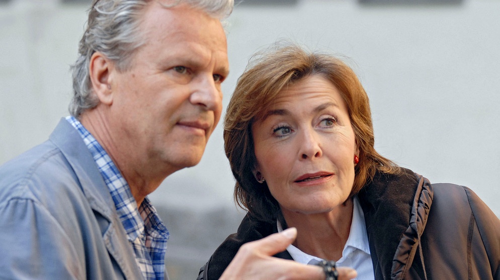 Lehrerin Petra Winter (Thekla Carola Wied) und Hausmeister Christian Brenner (Peter Sattmann) ziehen endlich an einem Strang. | Bildquelle: ARD Degeto/Reiner Bajo