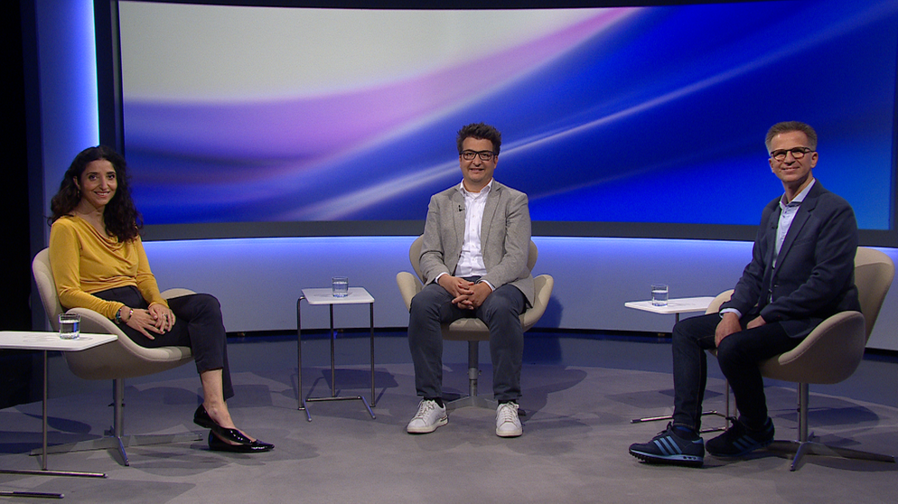 Moderatorin Özlem Sarikaya mit ihren Gästen Oliver Peters, Hauptgeschäftsführer Deutsches Jugendherbergswerk, und Dr. Frano Ilić, Leiter Presse- und Öffentlichkeitsarbeit Studiosus Reisen. | Bildquelle: BR