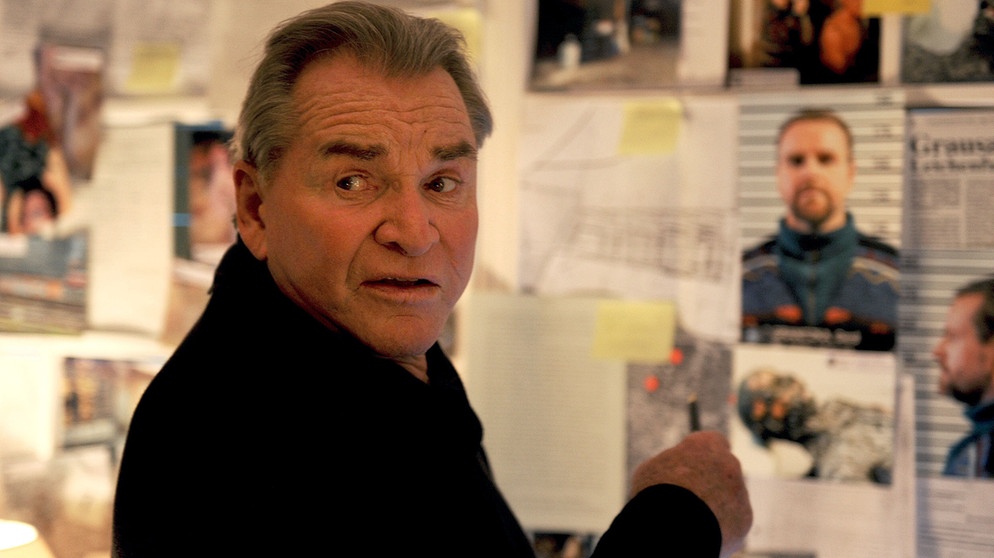 Dr. Wendelin Winter (Fritz Wepper) zweifelt an der Schuld des angeblichen Serienkillers "Das Scheusal". | Bildquelle: ARD Degeto/Kerstin Stelter