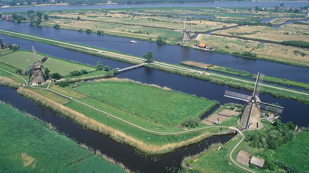 19 Mühlen gehören zum Welterbe Kinderdijk. Zusammen mit den Deichen schützen sie das Hinterland vor Überschwemmungen. | Bildquelle: BR/SWR