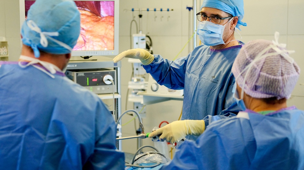 Dr. Per-Hendrik Lange mit seinem Team bei der Magenbypass-OP der Patientin Anja L. im Adipositas Zentrum des Helios Hanseklinikums in Stralsund. | Bildquelle: NDR/Clip/Matthias Ruuck