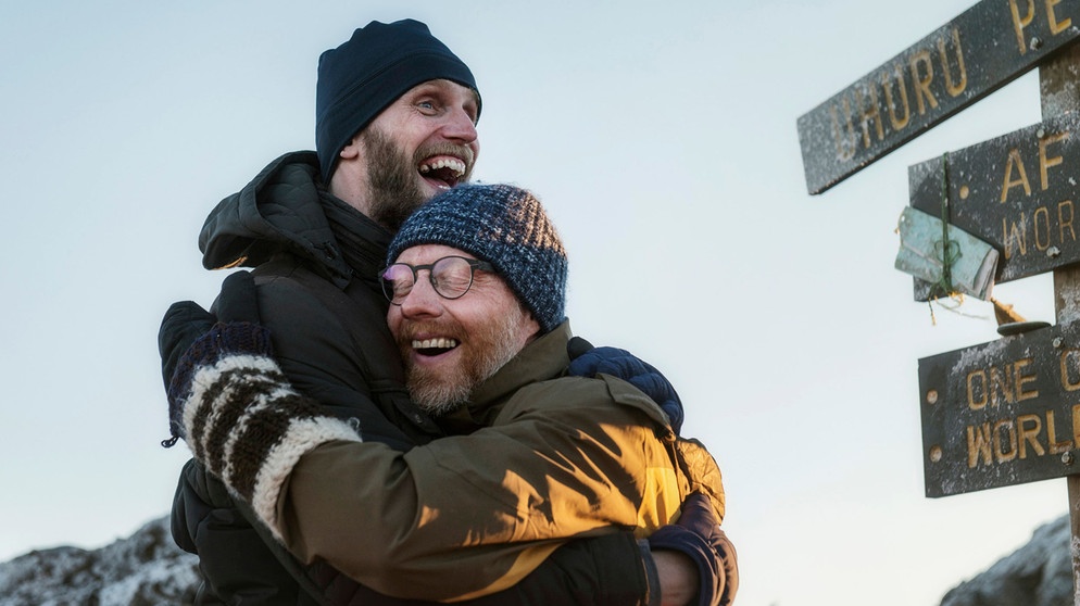 Pure Freude: Bergführer Simon (Ulrich Friedrich Brandhoff, links) mit Joschka (Simon Schwarz) auf dem Gipfel. | Bildquelle: ARD Degeto/Ariane Krampe Filmproduktion/Anika Molnár