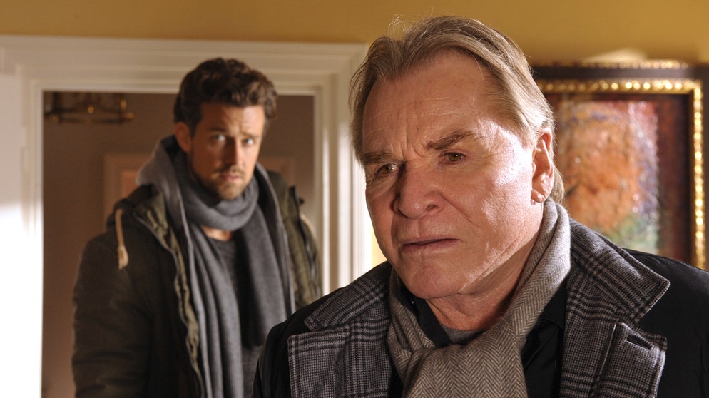 Weiß mehr, als er zugibt: Psychiater Dr. Winter (Fritz Wepper, rechts) - und Oberkommissar Donald Becker (Wayne Carpendale) ahnt es. | Bildquelle: ARD Degeto/Tivoli Film/Elke Werner