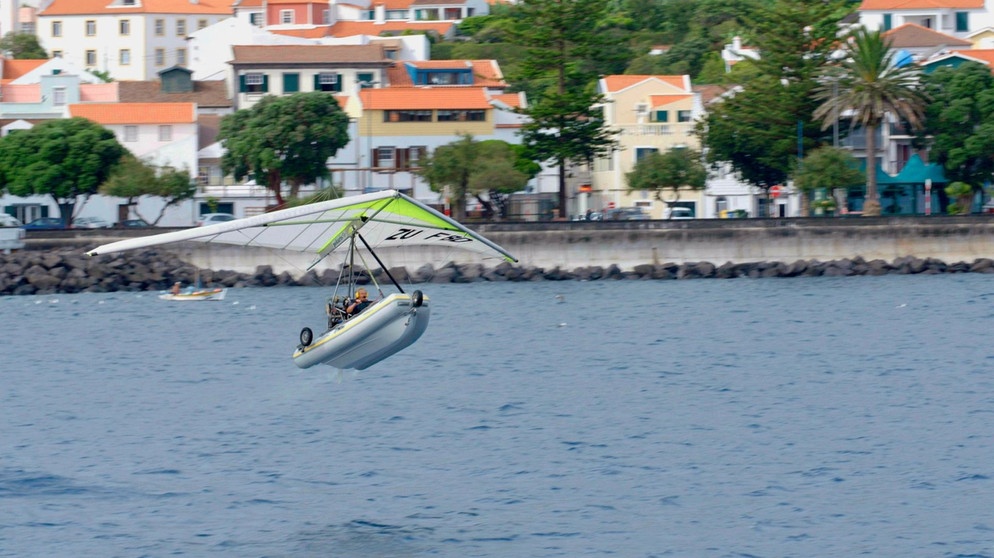 Bryan Eaton beim Abheben mit seinem "Fliegenden Beiboot" im Hafen der Stadt Horta auf der Insel Faial. | Bildquelle: NDR/planetfilm/Sina Diehl