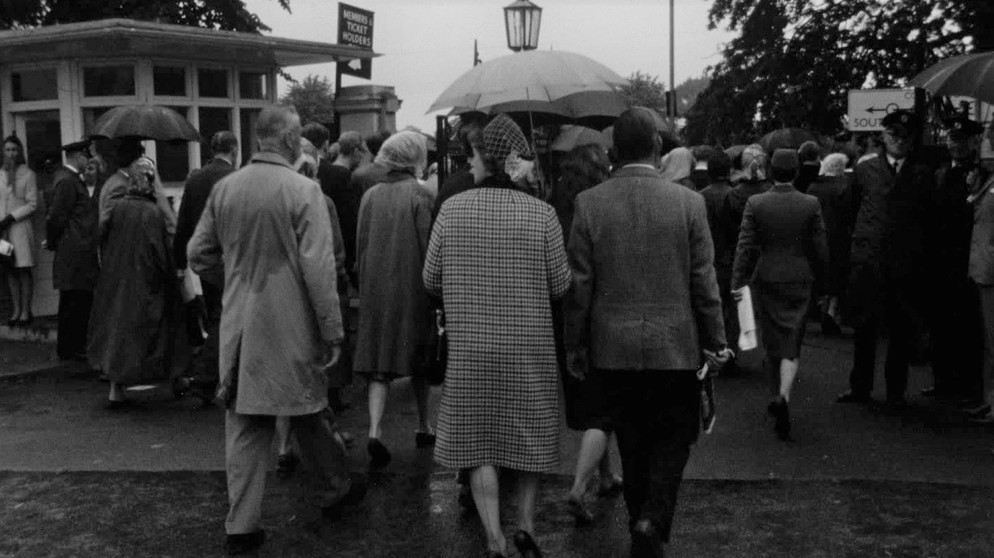 Beim Tennisturnier im englischen Wimbledon ist das Publikum auf Regen eingestellt. | Bildquelle: BR